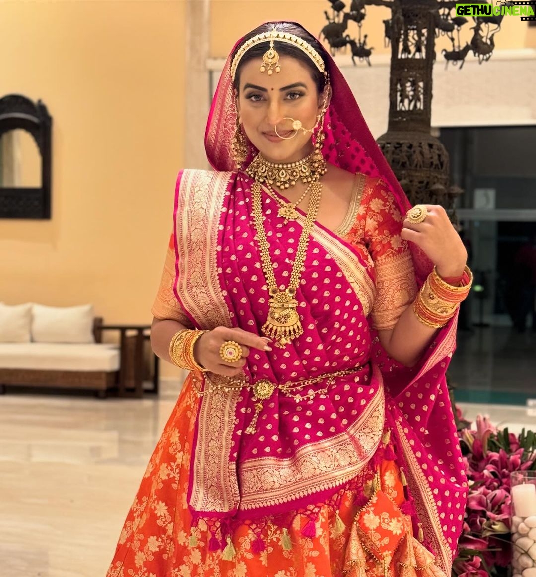 Akshara Singh Instagram - Being the twinkle of the night in banarasi lehenga ✨♥️ . . . . . . . 🥻 @jarierabanaras 💎 @jewelkartfashion #aksharasingh #lfl #banarasi #lehnga #indian #look