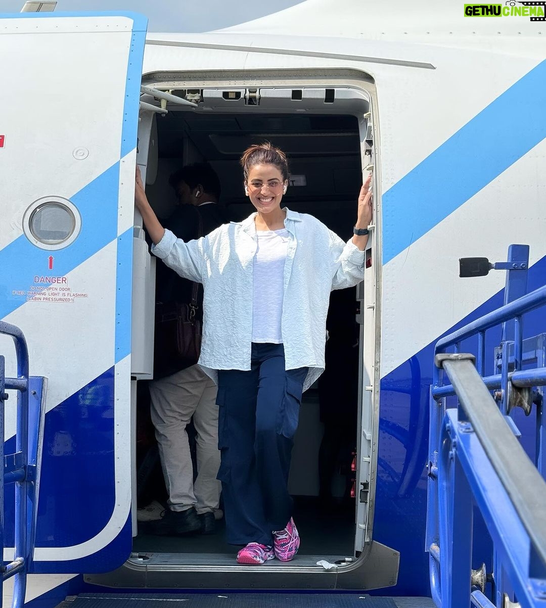 Akshara Singh Instagram - Mandatory ✈️ aaj aero bridge nahi mila ☹️✨🩵 . . . . . #letsgo #lfl #fly #me #high #aksharasingh #loveyourself