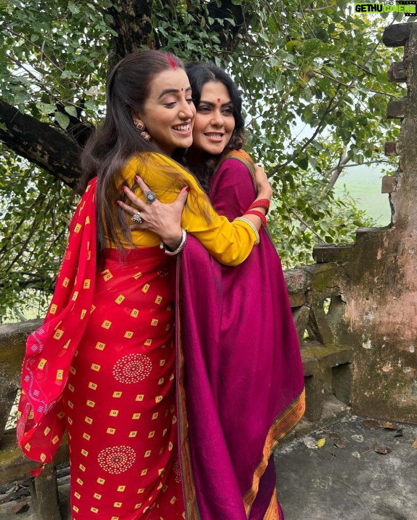 Akshara Singh Instagram - GRACEFUL & one actress which comes to my mind is one n only @rinkughosh_official ji Working for the first time with my most favourite ❤️ it’s my pleasure 😇 See the happiness on my face 🤗 #aksharasingh #rinkughosh #mansadevi #film #beautiful #actress
