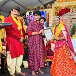 Akshara Singh Instagram - पंचम बुंदेलखंड महोत्सव पूजनीय श्री बागेश्वर धाम सरकार (आचार्य धीरेंद्र शास्त्री जी) द्वारा आयोजित 151 कन्याओं के विवाह जिसमें एक से बढ़कर एक विभूतियाँ आ रहीं हैं जिसमें मुझे भी अपनी उपस्थिति दर्ज कराने व गुरुजी से आशीर्वाद प्राप्त करने का अवसर मिला 🙏🍀 . . . . #जयबागेश्वरधामसरकार🙏🏻🚩