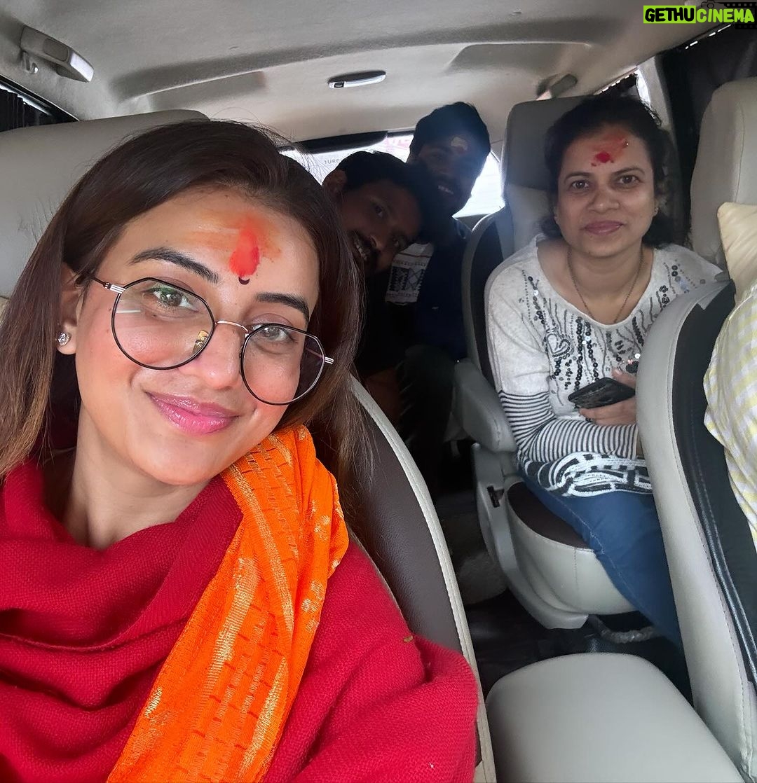 Akshara Singh Instagram - वसंत पंचमी के दिन माँ विंधवासिनी का चरण वंदन करने का सौभाग्य प्राप्त हुआ 🙏 मैं सच्चे मन से देश के वीर जवानों कि कुर्बानी को शत शत नमन एवं भावपूर्ण श्रद्धांजलि अर्पित करती हु। #jaihind🇮🇳 #BharatMataKiJai🇮🇳माँ सरस्वती की साक्षात कृपा दृष्टि हमेसा आप पे बनी रहे 🙏