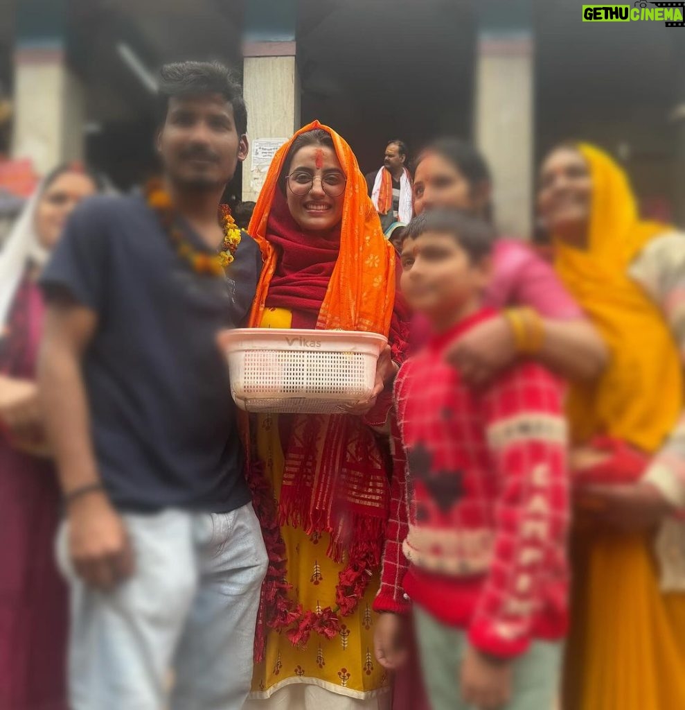 Akshara Singh Instagram - वसंत पंचमी के दिन माँ विंधवासिनी का चरण वंदन करने का सौभाग्य प्राप्त हुआ 🙏 मैं सच्चे मन से देश के वीर जवानों कि कुर्बानी को शत शत नमन एवं भावपूर्ण श्रद्धांजलि अर्पित करती हु। #jaihind🇮🇳 #BharatMataKiJai🇮🇳माँ सरस्वती की साक्षात कृपा दृष्टि हमेसा आप पे बनी रहे 🙏