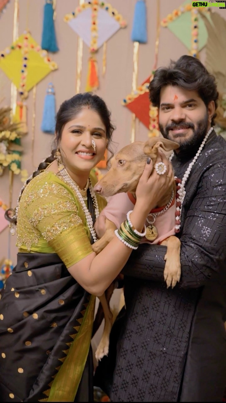 Akshaya Deodhar Instagram - A blissful evening spent in love and warmth of our people!🤗❤️ Shot by @prathamesh__kale_photography Decor by @decorbyketan MUAH by @facestoriesbyhiralkale @_vaishalishinde_77 Halwa Jewellery : @swatiwaghcreation Neckpiece & Earrings : @chandrakalm_jewellery Blouse : @outlookfashionhouse Rukhwat by @_artkala_by_reva_ Hardeek’s Outfit : @theurbanstory_ Event management & PR : @wechitramedia @n.i.d.s_ #AkshayaDeodhar #HardeekJoshi #Makarsankranti #AHA #Blessed#love