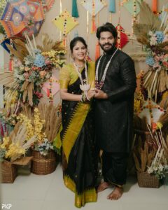 Akshaya Deodhar Instagram - आमची पहिली मकरसंक्रांती✨ #अहा ♥️ Pictures by @prathamesh__kale_photography Decor by @decorbyketan MUAH by @facestoriesbyhiralkale @_vaishalishinde_77 Halwa Jewellery : @swatiwaghcreation Neckpiece & Earrings : @chandrakalm_jewellery Blouse : @outlookfashionhouse Hardeek’s Outfit : @theurbanstory_ Event management & PR : @wechitramedia @n.i.d.s_ #AkshayaDeodhar #HardeekJoshi #Makarsankranti #AHA #Blessed #sankranti2024