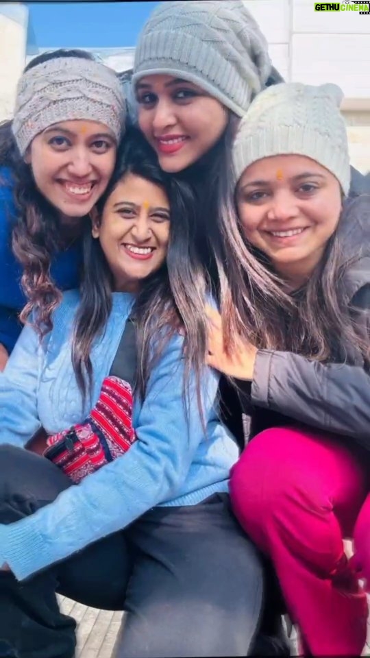 Akshaya Deodhar Instagram - सफर खुबसुरत हैं मंजिल से भी असं मला वाटतं नाही कारण मला त्यात suffer व्हावं लागतं ..🙄🙄🙄 Motion sickness असणाऱ्या माझ्यासारख्या सगळ्यांना हेच वाटत असावं.. पण आत्ताच्या या travelling मध्ये जे काही छान क्षण अनुभवता आले ते या माझ्या मैत्रीणींमुळे .. सोहाला ताप आलेला असताना त्याचा बाऊ न करता तीनी सगळीकडे मजा केली.. आणि रूम partner असल्याने खूप गरम पाणी पीत एकमेकींना औषध देत काळजी घेतली.. 🤗 मुक्ताला सगळ्यात जास्त excitement होतीच पण मधे मधे गाडीत झोपताना तिनी आमची साथ दिली आणि भरपूर videos काढले (सी blue -green liner पण लावलं 😆😘 आणि अक्षया ..God's favourite .. कारण गाडीत फोन बघितला काय किंवा खाल्लं काय .. तिला काहीही होत नाही त्यामुळे ड्रायव्हर काकांना साथ देत सतत जागी होती. आणि माझ्या उल्ट्यांच्या वेळी पण शेजारी थांबली 🥺 अशा माझ्या वेड्या मैत्रिणी ******** फिरलो, हसलो, रडलो, झोपलो, आजारी पडलो, खूप खाल्लं, लोकांशी भांडलो 😆, शॉपिंग केलं, नाचलो आणि अशा अजून भरपूर भन्नाट गोष्टी करून मैत्रीची नवीन level unlock केली.. I love each of you Ga****... ❤️❤️❤️