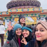 Akshaya Deodhar Instagram - When 2 married friends trying their best to convince their unmarried friends 🤷🏻‍♀️🤷🏻‍♀️🤷🏻‍♀️🤷🏻‍♀️ #akshayadeodhar #sikkim #darjeeling #gangtok #friends#girlstrip