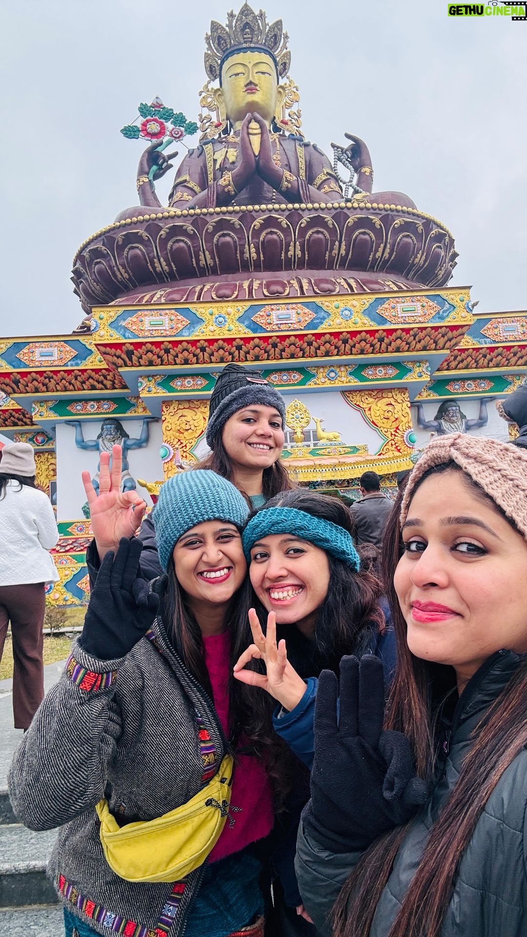 Akshaya Deodhar Instagram - When 2 married friends trying their best to convince their unmarried friends π€·π»ββοΈπ€·π»ββοΈπ€·π»ββοΈπ€·π»ββοΈ #akshayadeodhar #sikkim #darjeeling #gangtok #friends#girlstrip