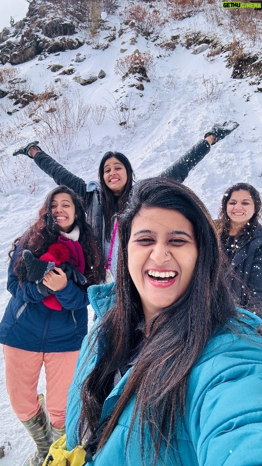Akshaya Deodhar Instagram - Trend ke liye late But worth the wait ✨ Dancing in -3° ☃️