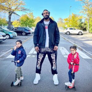 Alain-Gloirdy Bakwa Malary Instagram - Hello November 🍁🍂

#Makaofamily #enzy #suwedy #autumn #instagood #instamood #sons