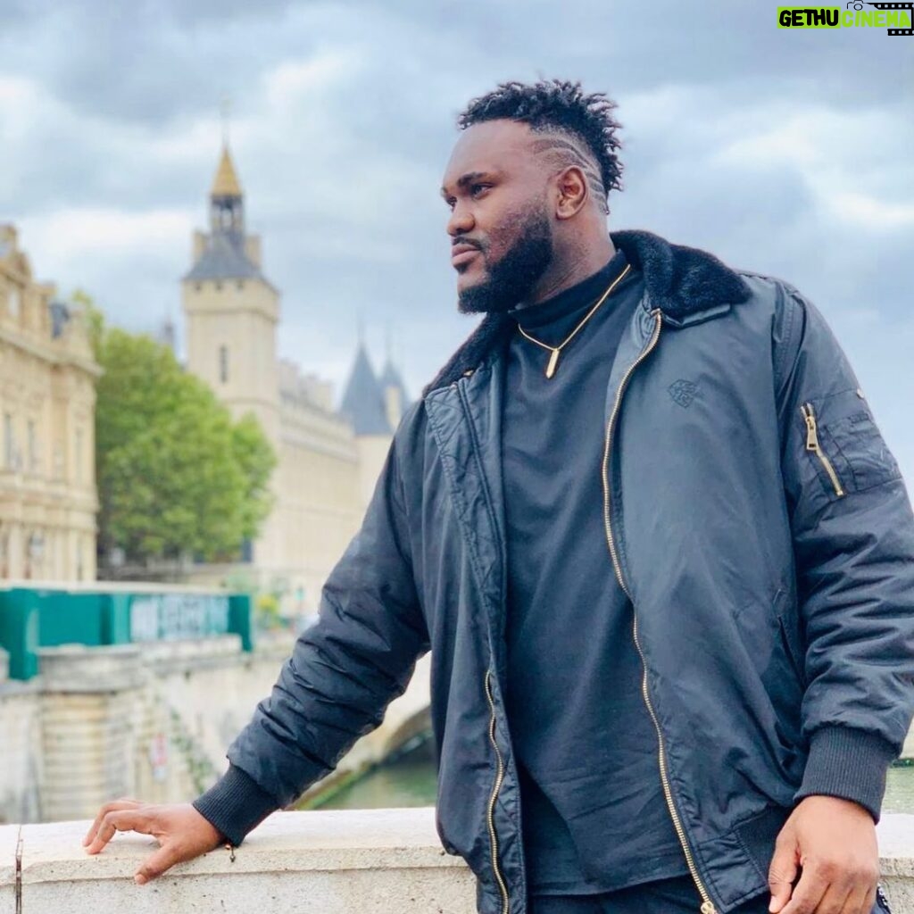 Alain-Gloirdy Bakwa Malary Instagram - Petit tour à Paris pour affaires, j’espère que vous vous portez bien ma team 🙂 #bigandtallmodel #cestbondeja #paris #cokeboys #bodyguard Cathédrale Notre-Dame de Paris