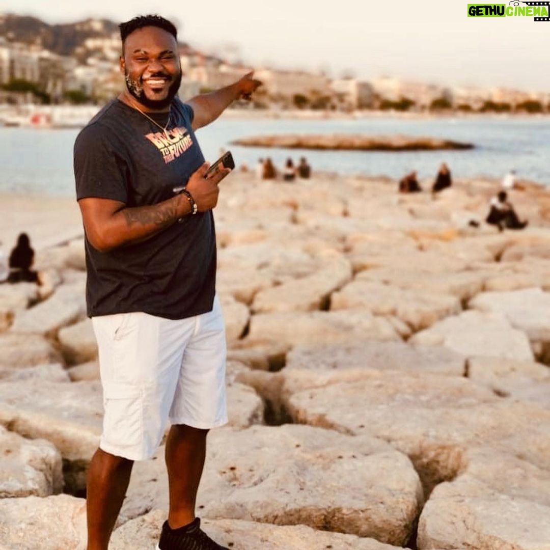 Alain-Gloirdy Bakwa Malary Instagram - Crois en toi-même et en tout ce que tu es. Sache qu'il y a des choses à l'intérieur de toi qui sont plus grandes que n'importe quel obstacle. #ilovemyjob #bodyguard #cokeboys #littleandsmallkids #bigandtall #plussize #cestbondeja Monaco