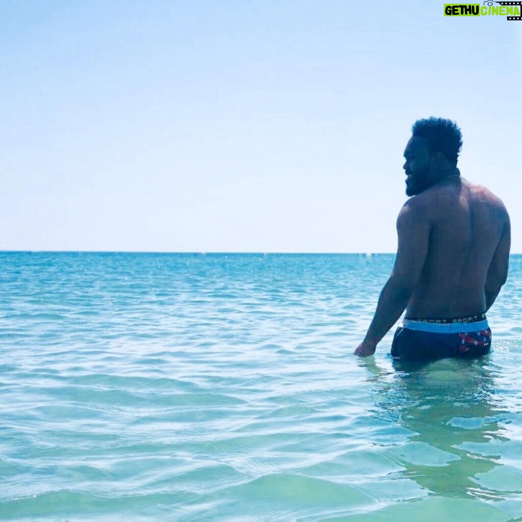 Alain-Gloirdy Bakwa Malary Instagram - Je prends des risques pour trouver un peu de fraîcheur car je vous rappelle que je ne sais pas nager 😂 #summer #beach #cestbondeja #plussizemodel #bigandtall #cokeboys