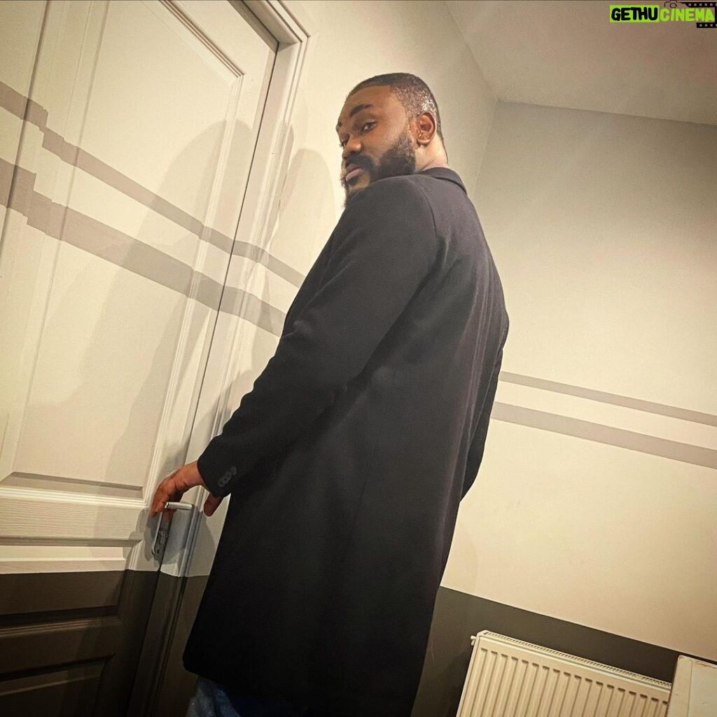 Alain-Gloirdy Bakwa Malary Instagram - En cours de téléchargement ... ⏳ Une porte n’est parfois qu’une étape sur un projet 🙏🏾 #New #Project #Black #Jordan #Afro #Makao #Door #openthedoor #february #love #update Paris, France