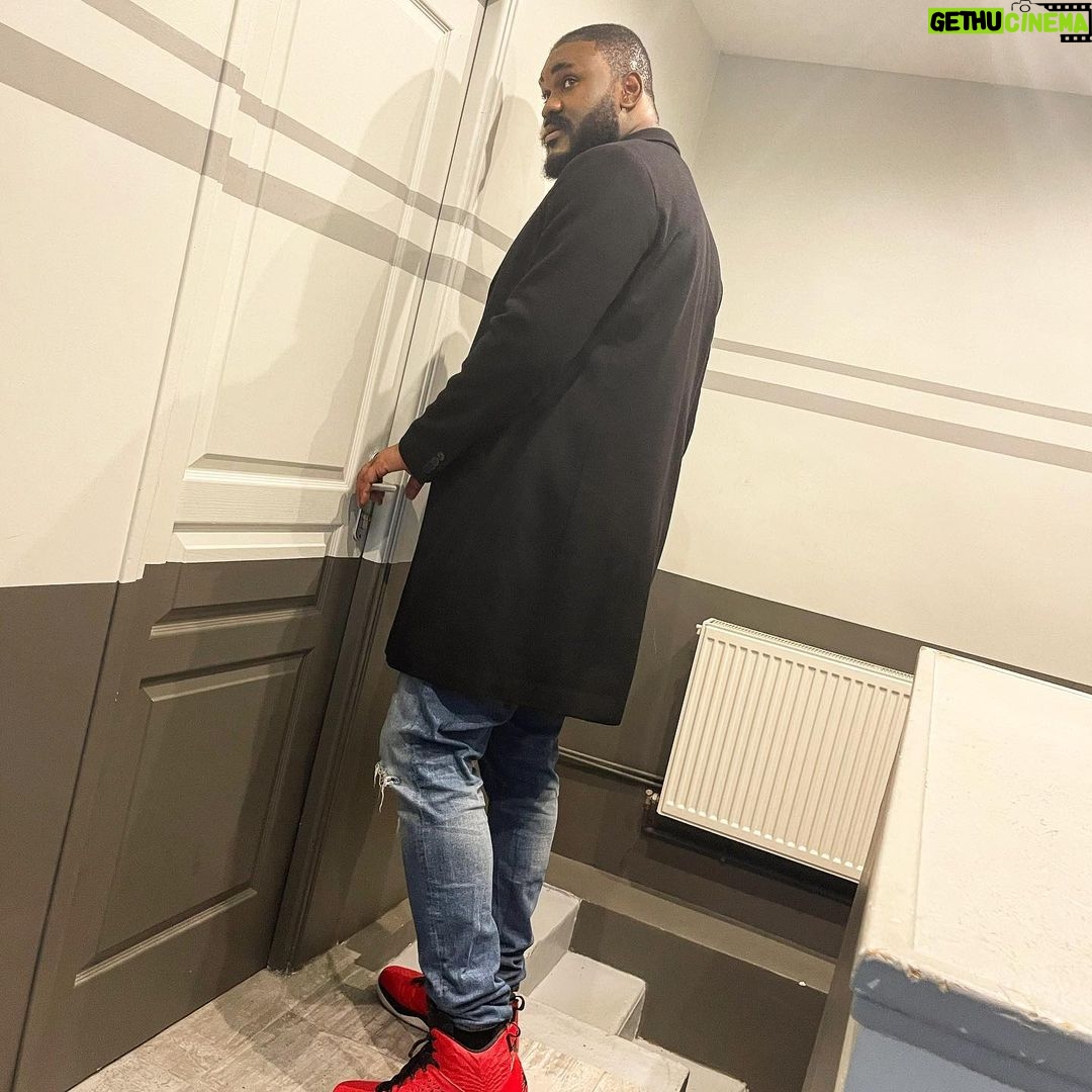 Alain-Gloirdy Bakwa Malary Instagram - En cours de téléchargement ... ⏳ Une porte n’est parfois qu’une étape sur un projet 🙏🏾 #New #Project #Black #Jordan #Afro #Makao #Door #openthedoor #february #love #update Paris, France