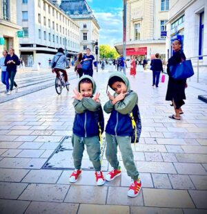Alain-Gloirdy Bakwa Malary Instagram - La descendance dans tous ses états ❤️💙

Savoir sur qui se reposer n’a pas de prix 

#papa #children #instalove #instashoot #enzy #suwedy #makaofamily