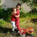 Alain-Gloirdy Bakwa Malary Instagram - Joyeuse Pâques à tous 🐣 Ce matin, c’était chasse aux œufs avec mes deux fils. Ces moments en famille sont si précieux. Je vous souhaite un très bon dimanche avec votre famille si vous avez la chance d’être confiné avec eux, sinon on multiplie les appels, messages et FaceTime. On se rend compte de la valeur des choses lorsqu’on ne les a plus. 💓 Amour et fraternité sur vous ✌🏾#stayhome #familytime #paques #cestbondeja #plussizemodel #monsang Tours, France