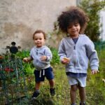 Alain-Gloirdy Bakwa Malary Instagram - Je profite du confinement pour multiplier les activités en famille, aujourd’hui c’était jardinage 💐 ! Suwedy et Enzy vous souhaitent un très bon week-end, restez bien chez vous et profitez bien de votre famille. #confinement #family #mysonmylife #cestbondeja #stayathome #jerestechezmoi Tours, France