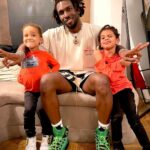 Alain-Gloirdy Bakwa Malary Instagram - Ici c’est Paris 🇫🇷 Thanks to uncle @saintjhn and @jnrchoi 🙏🏽👌🏾 Les garçons aussi étaient présents pour cette date en France à nos côtés ce Samedi 10/09/22 #saintjhn #musictour #makao #children #Paris #family Paris, France