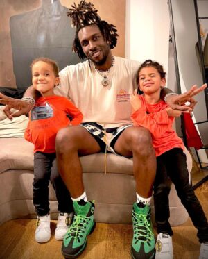 Alain-Gloirdy Bakwa Malary Instagram - Ici c’est Paris 🇫🇷

Thanks to uncle @saintjhn and @jnrchoi 🙏🏽👌🏾

Les garçons aussi étaient présents pour cette date en France à nos côtés ce Samedi 10/09/22

#saintjhn #musictour #makao #children #Paris #family