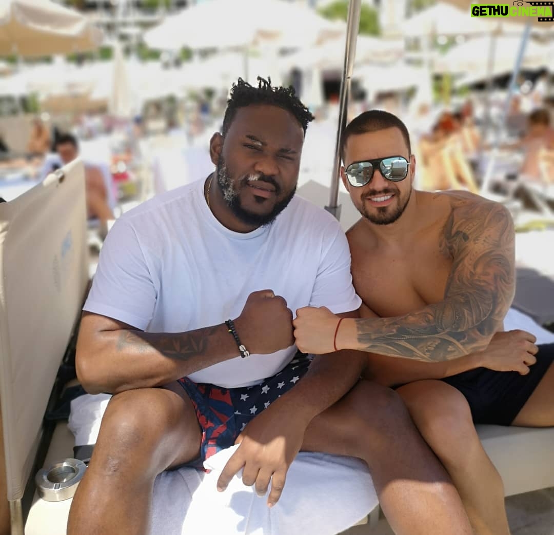 Alain-Gloirdy Bakwa Malary Instagram - Me and my brother @deshko_dobrev , relax on the beach... I LOVE THIS JOB #CESTBONDEJA #ilovethisjobs #bodygardspowers #peaceandlove #littleandsmallkids #cokeboys Annex Beach Cannes