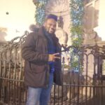Alain-Gloirdy Bakwa Malary Instagram - Bien arrivé à Bruxelles pour un week-end en famille... j’ai fait la rencontre du Manneken Pis, taggue un pote qui a un petit 🍆 😂 Bon week-end ma #teammakao et soyez prudents 🙏🏾 #mannekenpis #brussels #belgium #sightseeing