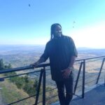 Alain-Gloirdy Bakwa Malary Instagram - Aujourd’hui face à l’immensité des volcans 🌋 je me suis presque senti petit 😂 Vous validez ma nouvelle coupe ? #cestbondeja #nature #sightseeing #france #volcan #breath