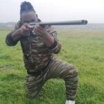 Alain-Gloirdy Bakwa Malary Instagram - Petite leçon de chasse aujourd’hui, je me camoufle bien dans le paysage avec cette tenue 😂 #chasse #cestbondeja #lesson #army #fun