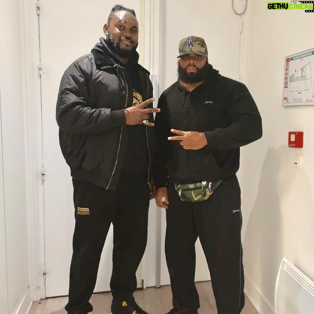 Alain-Gloirdy Bakwa Malary Instagram - La rencontre des colosses avec @eeasyk 😂 On a tourné quelques scènes pour la série @oz_serie , restez connectés ! #bigandtall #plussize #cestbondeja #strongman #bodyguard #security