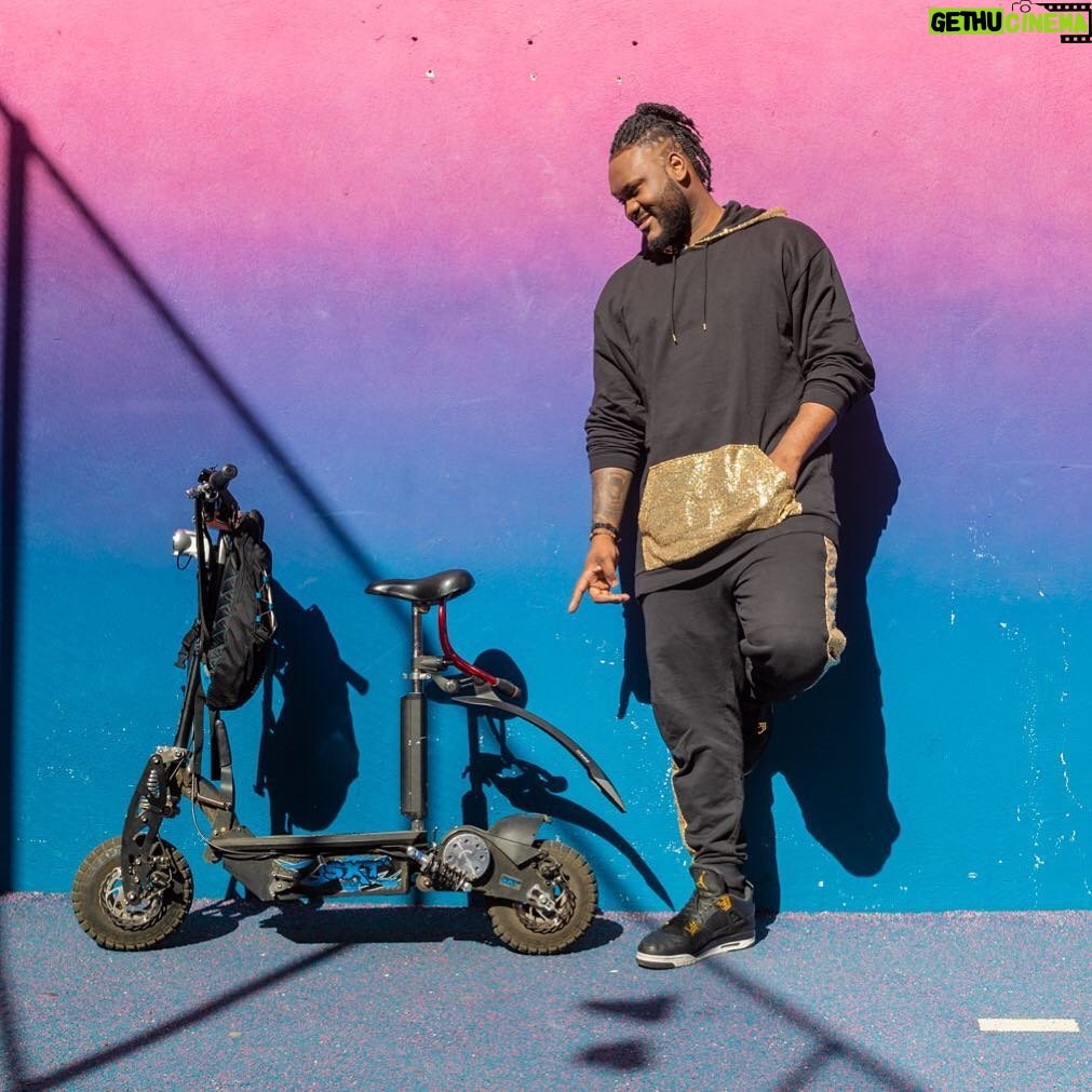 Alain-Gloirdy Bakwa Malary Instagram - Bain de soleil ☀️ avec la seule et l’unique: ma trottinette 🛴 #trottinette #plussizemodel #bigmen #plussize #cestbondeja #ss11 #asseenonme #bigsize #streetwear #effyourbeautystandards Pigalle Basketball