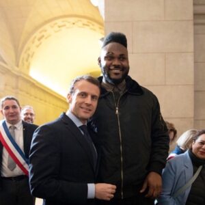 Alain-Gloirdy Bakwa Malary Instagram - C’est un honneur d’avoir pu retrouver le chef, lors de son passage dans ma belle ville de Tours. Merci à @soazigdelamoissonniere pour la photo. #cestbondeja #makao #teammakao #emmanuelmacron #macron #elysee #tours #presidentdelarepublique #bigandtall #plussize
