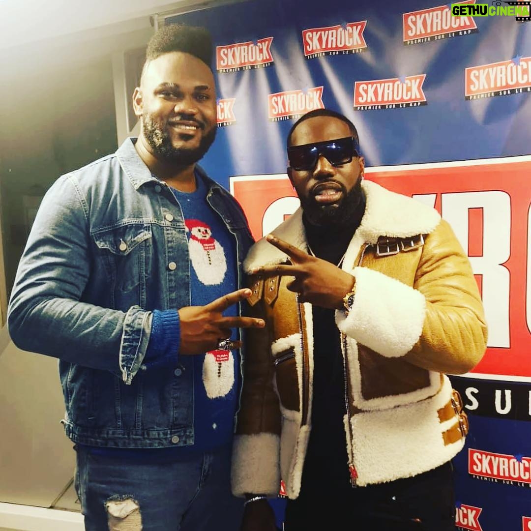 Alain-Gloirdy Bakwa Malary Instagram - « Ramenez la coupe à la maison... » 🎤 avec mon gars sûr @vegedream chez @skyrockfm ! #cestbondeja #vegedream #worldcup2018 #ramenezlacoupealamaison #skyrock #radioshow