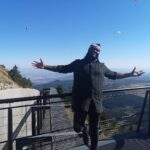 Alain-Gloirdy Bakwa Malary Instagram - Aujourd’hui face à l’immensité des volcans 🌋 je me suis presque senti petit 😂 Vous validez ma nouvelle coupe ? #cestbondeja #nature #sightseeing #france #volcan #breath