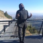 Alain-Gloirdy Bakwa Malary Instagram - Aujourd’hui face à l’immensité des volcans 🌋 je me suis presque senti petit 😂 Vous validez ma nouvelle coupe ? #cestbondeja #nature #sightseeing #france #volcan #breath
