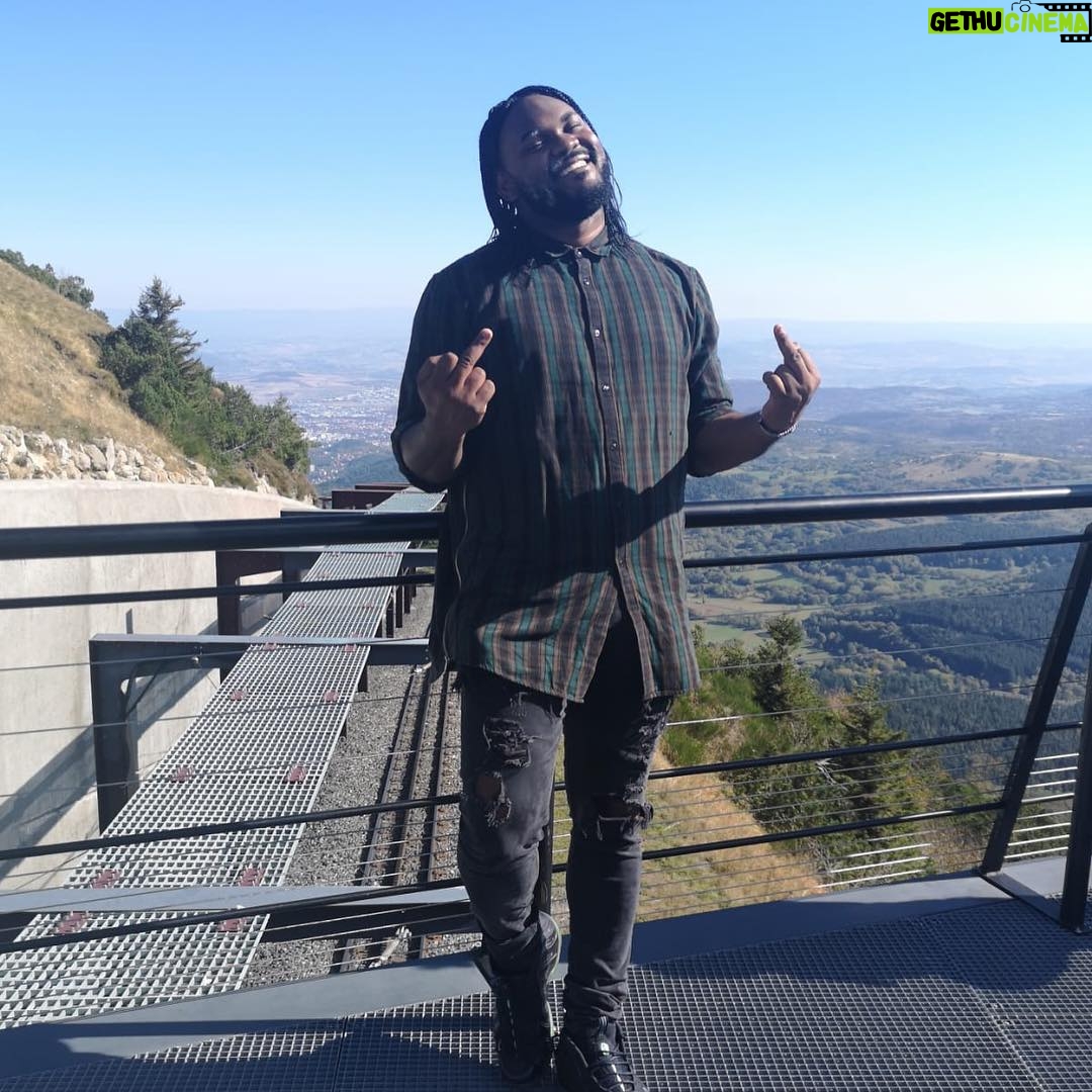 Alain-Gloirdy Bakwa Malary Instagram - Aujourd’hui face à l’immensité des volcans 🌋 je me suis presque senti petit 😂 Vous validez ma nouvelle coupe ? #cestbondeja #nature #sightseeing #france #volcan #breath