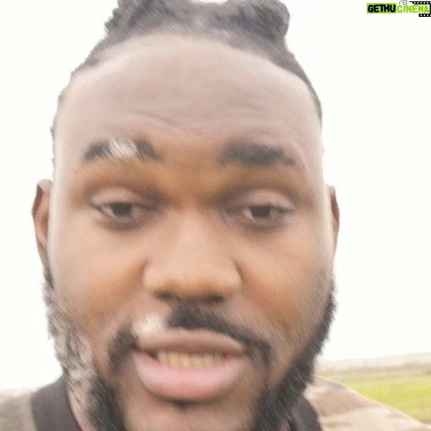 Alain-Gloirdy Bakwa Malary Instagram - Petite leçon de chasse aujourd’hui, je me camoufle bien dans le paysage avec cette tenue 😂 #chasse #cestbondeja #lesson #army #fun