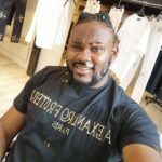 Alain-Gloirdy Bakwa Malary Instagram - Je vous souhaite un bon dimanche ma #teammakao 🙌🏾 Merci à @alexandrofratelli de m’avoir habillé, ses collections sont trop lourdes et il y a même un concours sur son compte ! #fashion #bigandtall #plussizemodel #cokeboys #littleandsmallkids #cestbondeja Paris, France