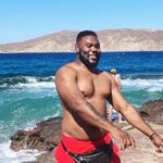Alain-Gloirdy Bakwa Malary Instagram - Bon les beaugoss quoi de prévu cet été ? ☀️🔥 Sait on jamais le retour du pass 😂☝🏽 . . . #sun #beach #makaogang #bomdia #me #dance #gracias #summer Athène - Grèce
