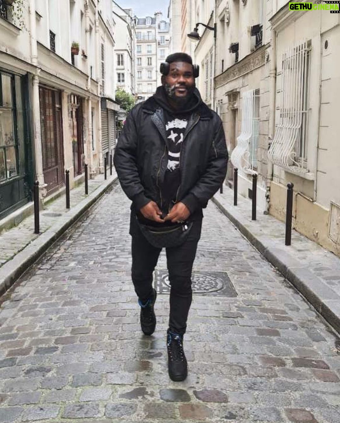 Alain-Gloirdy Bakwa Malary Instagram - Hello #november ๐ Quelques projets en cours je ne vous oublie pas ๐งก๐ค #Makao #autumn #picoftheday #parisianstyle Paris, France