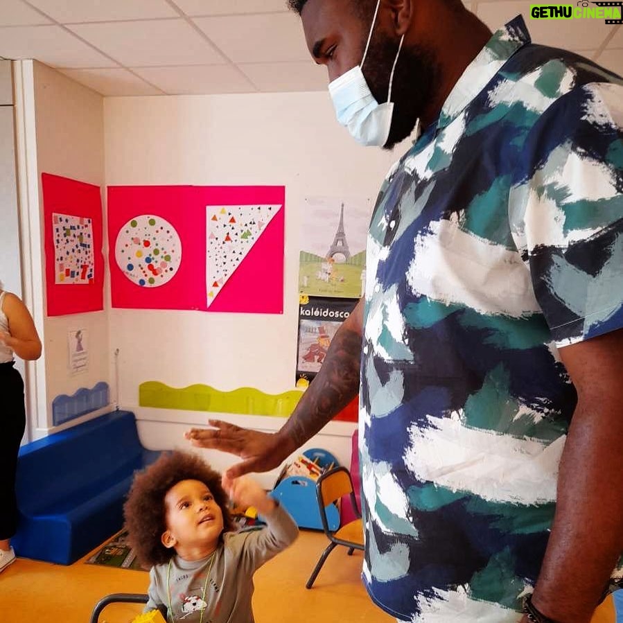 Alain-Gloirdy Bakwa Malary Instagram - Première rentrée pour mon petit #Suwedy 🎓bonne rentrée à vos enfants et bonne reprise ❤️🔥🔥💪🏾 #Papa #MeilleurMetierAuMonde #IlGrandit #rentrée Tours, France