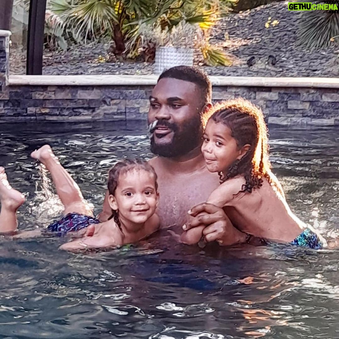 Alain-Gloirdy Bakwa Malary Instagram - Un père c’est ce que je tiens à être, merci pour le plus beau métier au monde 🙌🏾🙏🏾 #Makao #suwedy #Enzy #sons #family #summer #swimming Tours, France
