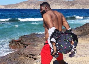 Alain-Gloirdy Bakwa Malary Instagram - Bon les beaugoss quoi de prévu cet été ? ☀️🔥 Sait on jamais le retour du pass 😂☝🏽 . . . #sun #beach #makaogang #bomdia #me #dance #gracias #summer Athène - Grèce
