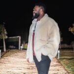 Alain-Gloirdy Bakwa Malary Instagram - Happy new year à tous 🙏🏾 On ferme le livre espérons le d’une période difficile… visons vers des projets et leur concrétisation Je vous remercie d’être à mes côtés encore aujourd’hui ❤️ #bonneannee #happynewyear #newyear #makao #letsgo #2k22 #Covidgang #love #ɪɴsᴛᴀʟᴏᴠᴇ 📸 : @hakimsyd 👕 : @boohoomanofficial Paris Aéroport - Charles de Gaulle (CDG)