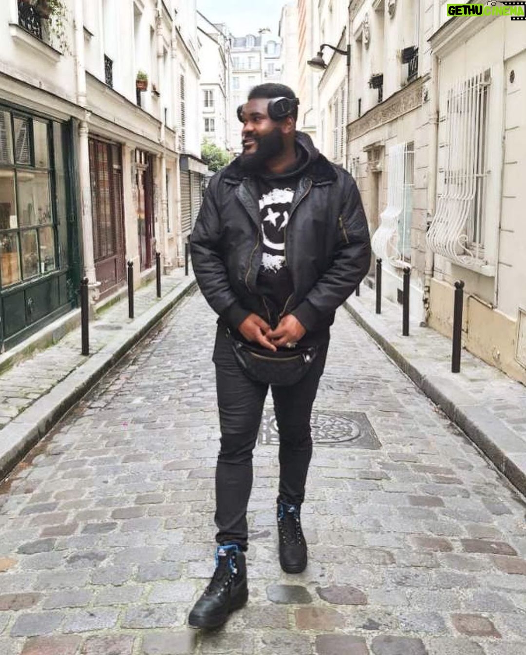 Alain-Gloirdy Bakwa Malary Instagram - Hello #november ๐ Quelques projets en cours je ne vous oublie pas ๐งก๐ค #Makao #autumn #picoftheday #parisianstyle Paris, France