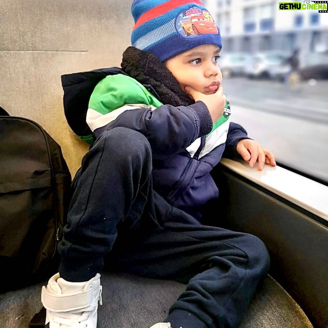 Alain-Gloirdy Bakwa Malary Instagram - 😋 Petite pause avec Enzy on vous souhaite à tous un bon #weekend avec vos proches. De mon côté j’ai pu avancer sur certains projets qui me tiennent à cœur 🤫😏 #January #project #littleandsmallkids #friday #goodvibes #flashmcqueen Tours, France