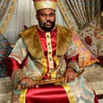 Alain-Gloirdy Bakwa Malary Instagram - Soliman II, surnommé le Magnifique par les Occidentaux, et le Législateur ou le Grand par les Turcs, est indéniablement le plus grand sultan de l'empire ottoman... Vous validez mon nouveau look ? 👑 #turkey #turquie #cestbondeja #travel #traditional İstanbul Turkey