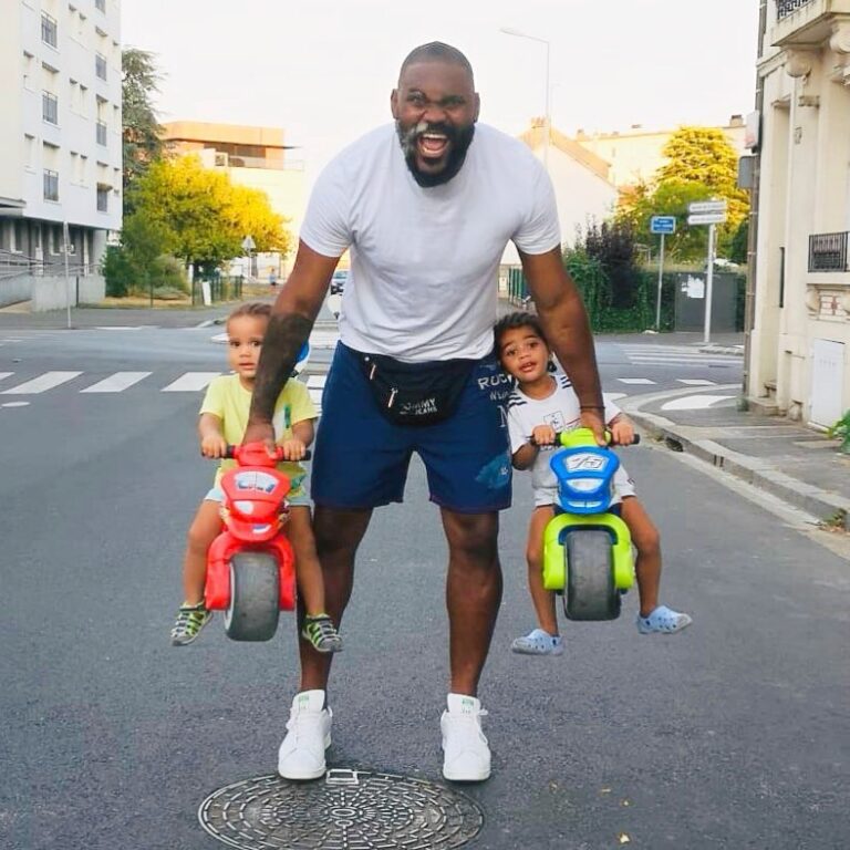 Alain-Gloirdy Bakwa Malary Instagram - J’aime tellement passer du temps avec eux, aujourd’hui je fais le manège vivant 😂 #strongestman #bigandtall #dad #dadandson #cestbondeja #familytime Tours, France
