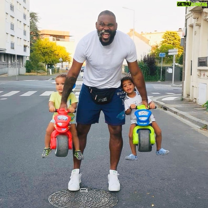 Alain-Gloirdy Bakwa Malary Instagram - J’aime tellement passer du temps avec eux, aujourd’hui je fais le manège vivant 😂 #strongestman #bigandtall #dad #dadandson #cestbondeja #familytime Tours, France