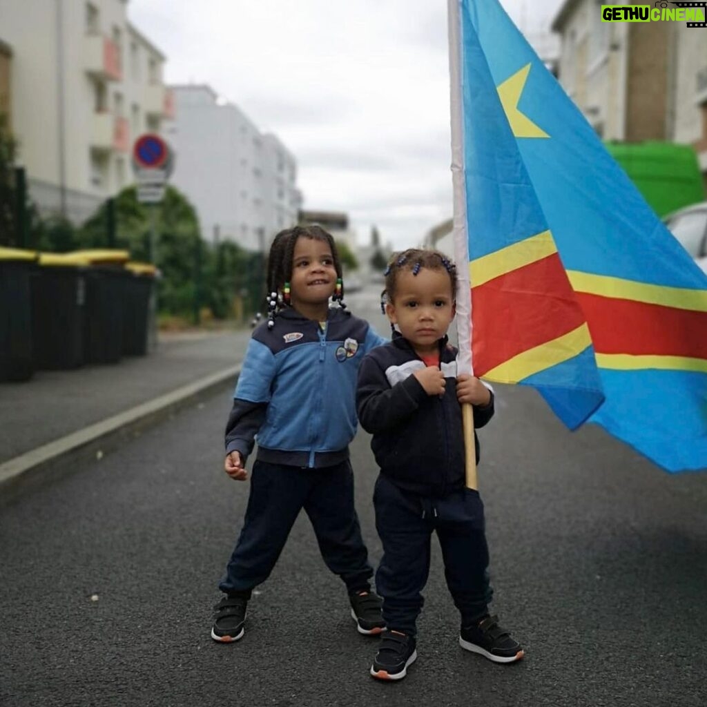 Alain-Gloirdy Bakwa Malary Instagram - Bonne fête de l’indépendance de la république démocratique du Congo 🇨🇩 Je suis si fier de transmettre mon héritage et mon histoire à mes enfants 👶🏽👶🏽 #rdc #congo #congolese #familyfirst #monsang