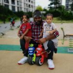 Alain-Gloirdy Bakwa Malary Instagram - Bonne fête des pères à tous ! Je suis si reconnaissant d’être aux côtés de mes petits Enzy et Suwedy. Ils m’apportent tellement chaque jour. Je pense très fort aussi à mon père et ma petite Dorcas, la distance n’efface pas mes sentiments. Profitez à fond de votre famille, elle est si précieuse 💗 #love #papa #familytime #cestbondeja Tours, France