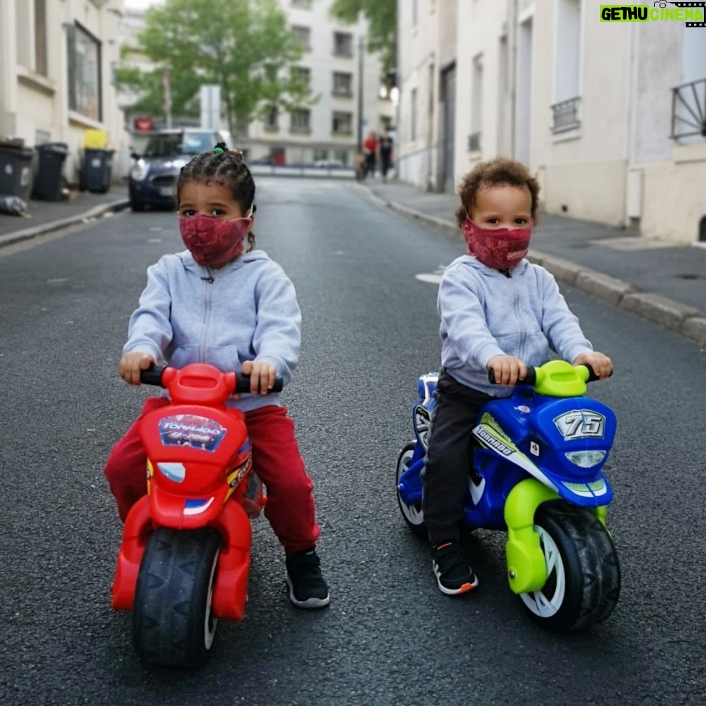 Alain-Gloirdy Bakwa Malary Instagram - Mes deux pilotes ne rident jamais sans leurs masques 😷 Prenez bien soin de vous 🙏🏾 #stayhome #monsang #family #children #motorsport #moto Tours, France